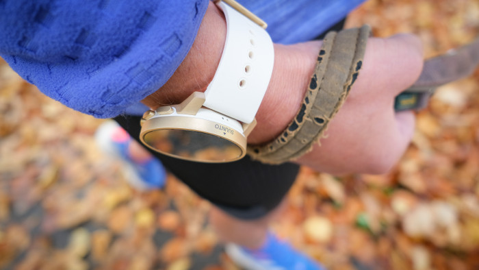 Das ungewöhnliche Gehäuse der Suunto 9 Peak Pro ist recht komfortabel. (Bild: P. Steinlechner/Golem.de)