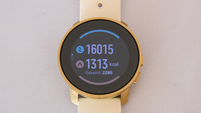 Schritte und Kalorien werden nach unserem Eindruck korrekt ermittelt. (Bild: P. Steinlechner/Golem.de)