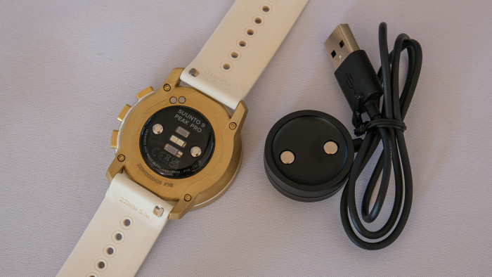 Der Ladepuck wird magnetisch befestigt. (Bild: P. Steinlechner/Golem.de)