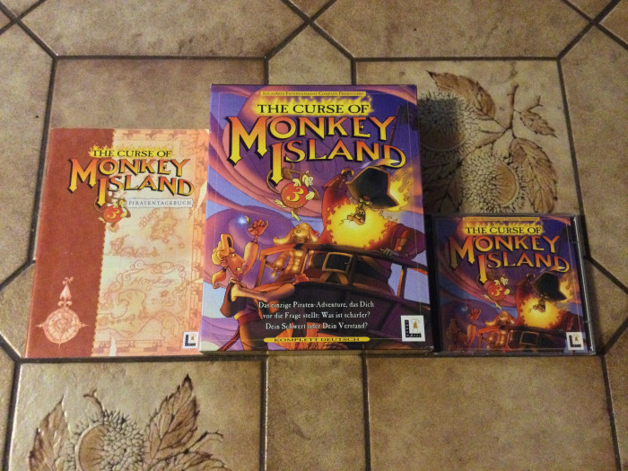 The Curse of Monkey Island wurde 1997 in einer Big Box im DIN-A4-Format verkauft. Allerdings lag darin nicht mehr als eine kleine CD-Hülle inklusive zweier Disks sowie eine dünne Anleitung. (Bild: Medienagentur Plassma)