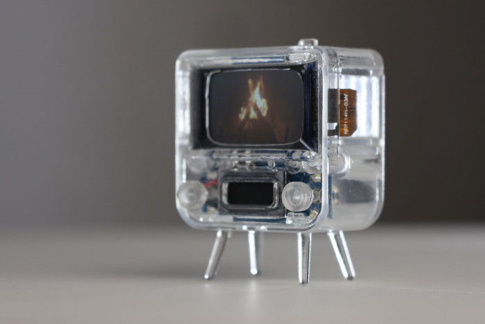 Der TinyTV 2 mit durchsichtigem Gehäuse (Bild: Tinycircuits)