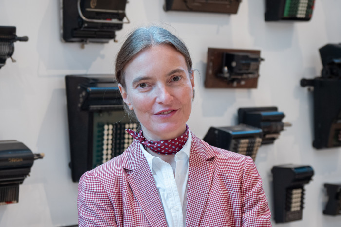 Ina Prinz leitet das Museum, erweitert die Sammlung und restauriert auch selbst. (Bild: Martin Wolf / Golem.de)