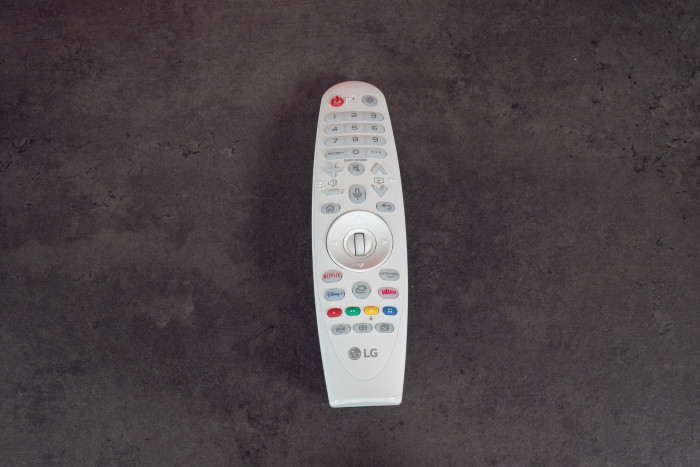 Die Fernbedienung des CineBeam HU715QW ist beleuchtet. (Bild: Golem.de)