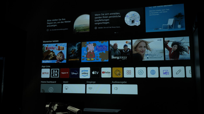 Der Projektor kommt mit WebOS. (Bild: Golem.de)