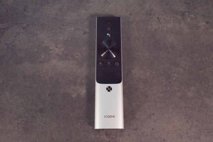 Der XGIMI Aura hat eine sehr einfache und unbeleuchtete Fernbedienung. (Bild: Golem.de)