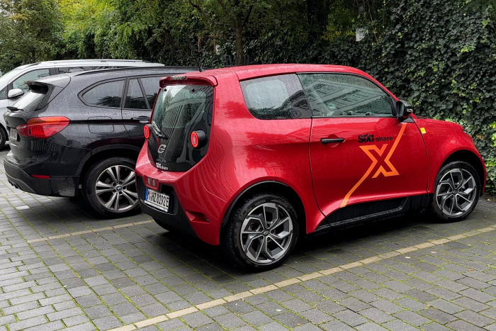 Der Vergleich zu einer Kompakt- oder Mittelklasse ist deutlich. (Foto: Martin Wolf/Golem.de)