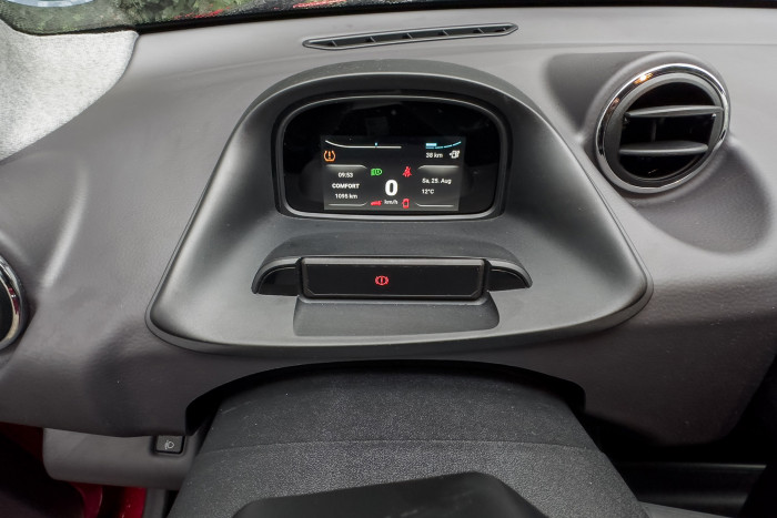 Das Kombiinstrument hinter dem Lenkrad ist eher klein. (Foto: Martin Wolf/Golem.de)