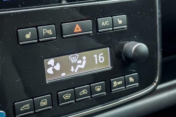 Die Klimaregelung per Schalter und Minidisplay ist umständlich. (Foto: Martin Wolf/Golem.de)