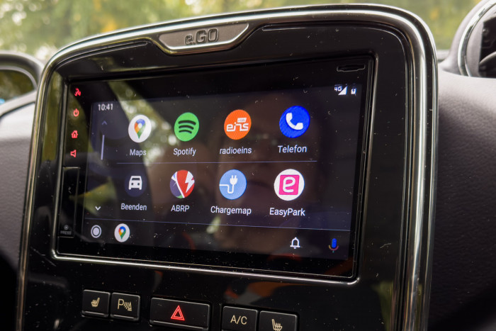 Zumindest lassen sich Smartphones per Apple Car Play und Android Auto verbinden. (Foto: Martin Wolf/Golem.de)