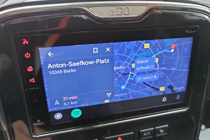 Die berührungsempfindliche Anzeige ist groß genug für die Navigationskarte. (Foto: Friedhelm Greis/Golem.de)