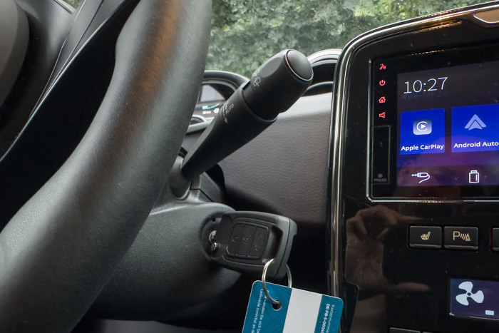 Das Auto lässt sich klassisch per Zündschlüssel starten. (Foto: Martin Wolf/Golem.de)