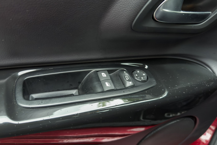 Die Klavierlackoptik sieht eher billig aus. (Foto: Martin Wolf/Golem.de)