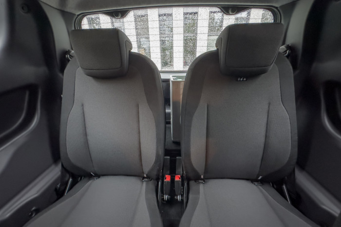 Größere Personen stoßen auf den Rücksitzen an die Decke oder mit den Knien an die Vordersitze. (Foto: Martin Wolf/Golem.de)