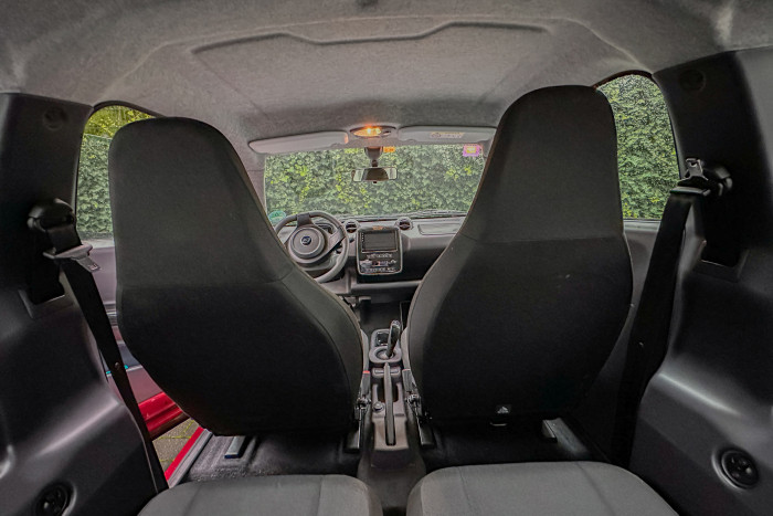 Der Einstieg auf den Rücksitz ist nicht besonders komfortabel. (Foto: Martin Wolf/Golem.de)