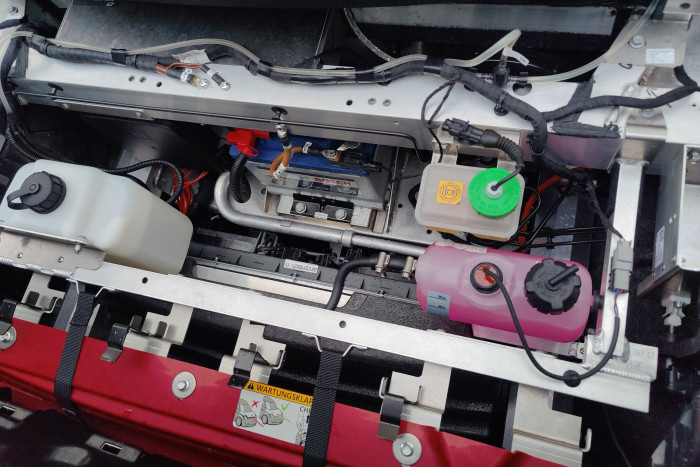 Unter der Fronthaube befindet sich nur wenig Technik. (Foto: Friedhelm Greis/Golem.de)