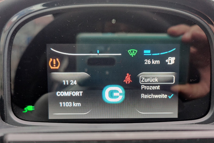 Fahrzeugdaten wie Ladezustand lassen sich nur im Kombidisplay anzeigen. (Foto: Friedhelm Greis/Golem.de)