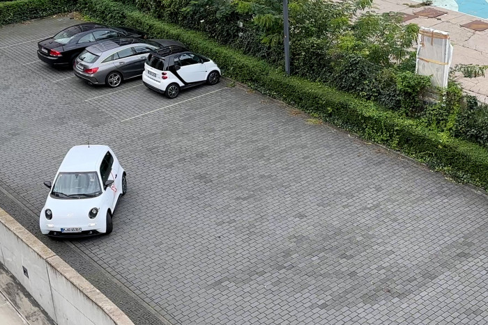 Den Wendekreis von 9,9 m konnten wir in der Praxis nicht erreichen. Die hellgrau gepflasterte Fläche ist etwas mehr als 10 m breit. (Foto: Martin Wolf/Golem.de)