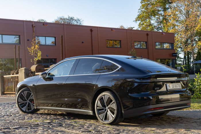 Die Karosserie hat eine aerodynamische Fließheckform und erinnert an einen Audi oder Merdedes. (Bild: Werner Pluta/Golem.de)