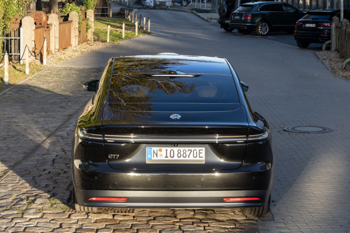 Das Fahrzeug hat einen 480 kW starken Allradantrieb und eine Reichweite von rund 450 km. (Bild: Werner Pluta/Golem.de)