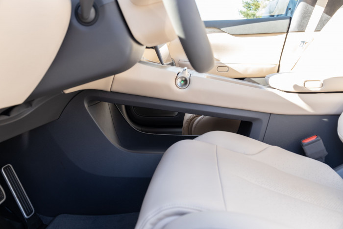 Praktisch: In der Mittelkonsole gibt es unten noch ein weiteres Fach. (Bild: Werner Pluta/Golem.de)