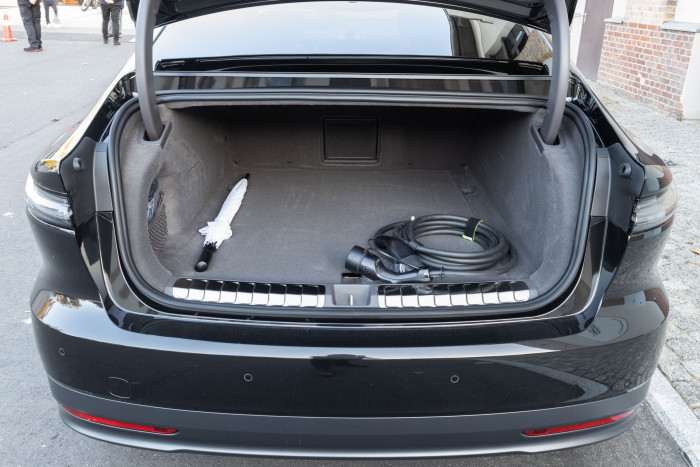 Blick in den Kofferraum: Die Rücksitze können nicht umgeklappt werden. (Bild: Werner Pluta/Golem.de)