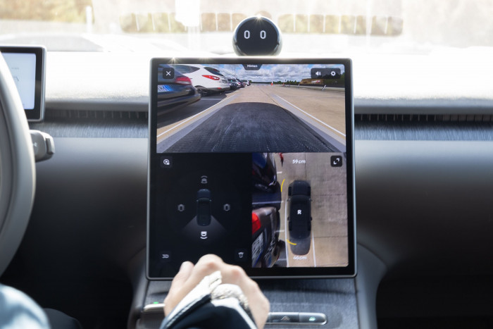 Das System steuert unter anderem den Parkassistenten. (Bild: Werner Pluta/Golem.de)