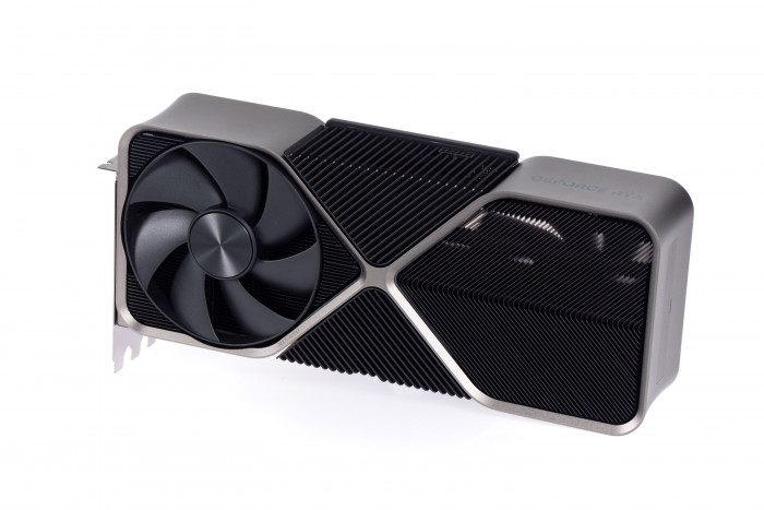 Äußerlich ist die Karte der RTX 3090 sehr ähnlich. (Bild: Martin Wolf/ Golem.de)