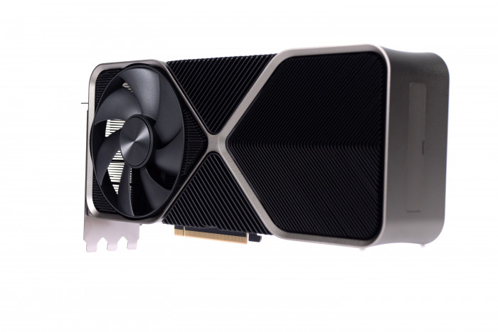 Der Kühler hat eine leichte Wölbung an den Rändern bekommen. (Bild: Martin Wolf/Golem.de)