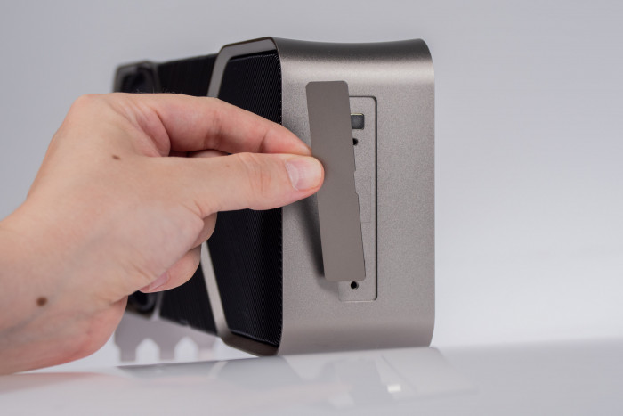 Hinter einer magnetisch befestigen Klappe sind die Gewinde für GPU-Halterungen verborgen. (Bild: Martin Wolf/Golem.de)