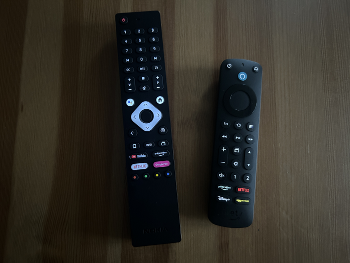 links die Fernbedienung zur Nokia Streaming Box 8000 ohne Tastenbeleuchtung, rechts die Alexa-Sprachfernbedienung Pro mit Tastenbeleuchtung (Bild: Ingo Pakalski/Golem.de)