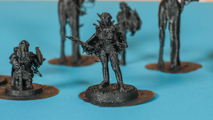 Bei Miniaturen hat der Filamentdrucker Probleme. (Bild: Oliver Nickel/Golem.de)