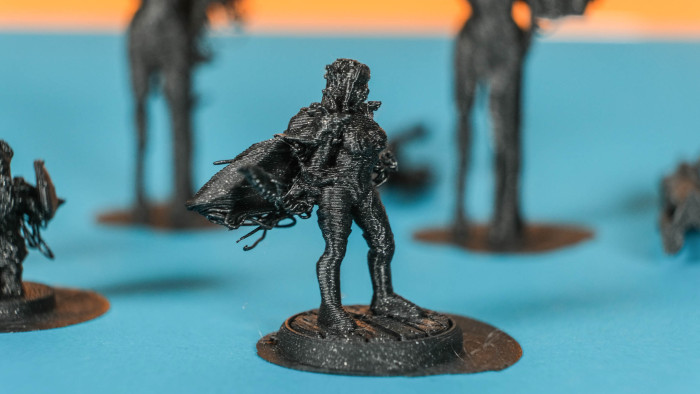 Bei Miniaturen hat der Filamentdrucker Probleme. (Bild: Oliver Nickel/Golem.de)