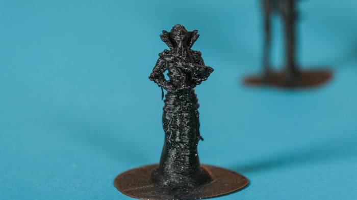 Bei Miniaturen hat der Filamentdrucker Probleme. (Bild: Oliver Nickel/Golem.de)