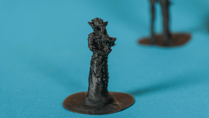 Bei Miniaturen hat der Filamentdrucker Probleme. (Bild: Oliver Nickel/Golem.de)