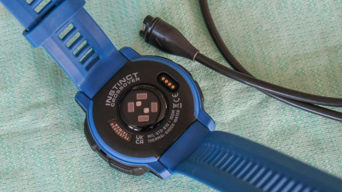 Wie bei fast allen Uhren von Garmin wird die Uhr per Pogo geladen. (Bild: P. Steinlechner / Golem.de)