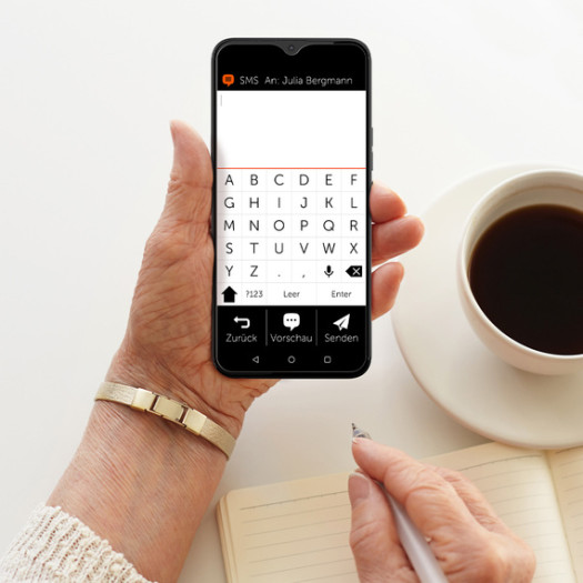 Die Bildschirmtastatur ist besonders groß und kann auf ein alphabetisches Format eingestellt werden. (Bild: Gigaset)