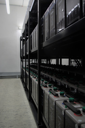 Bei einem Stromausfall springen zuerst 960 Bleibatterien ein. Sie halten eine Serverhalle 15 Minuten am Laufen. (Bild: Johannes Hiltscher, Golem.de)