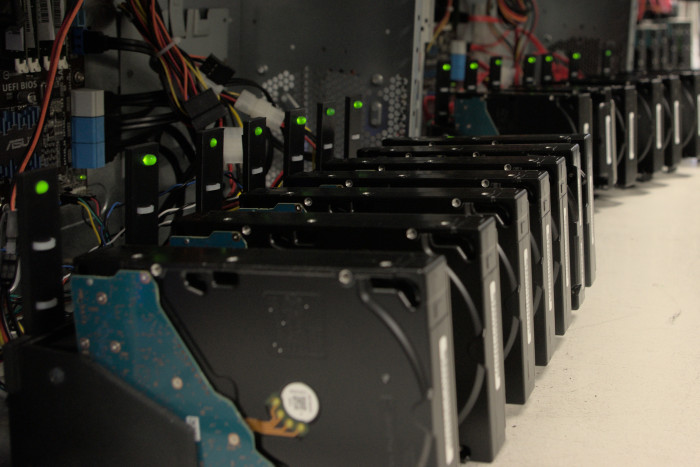 Die Festplatten-Teststation prüft, ob als fehlerhaft gemeldete Datenträger defekt sind. Die Halter sind 3D-gedruckt. (Bild: Johannes Hiltscher, Golem.de)