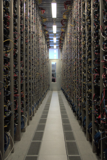 Besuch im Rechenzentrum: So betreibt Hetzner Tausende Server effizient ...