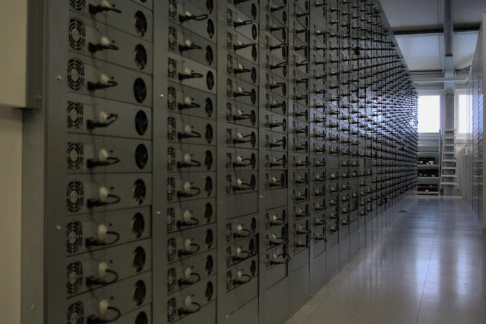 Was wie Bankschließfächer aussieht, ist die Warmgangseite der Server. Hier wird die warme Luft herausgeblasen. (Bild: Johannes Hiltscher, Golem.de)
