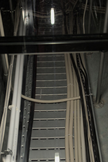 Blick in die Unterwelt: Unter dem Fußboden verlaufen Kabel, außerdem strömt hier die kühle Frischluft. (Bild: Johannes Hiltscher, Golem.de)