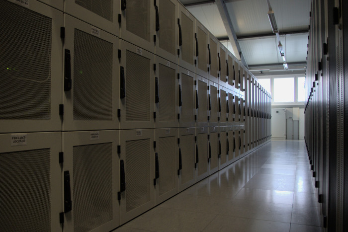 Im Colocation-Bereich können Kunden Spinde für eigene Server mieten. Mit einem Transponder kommen sie jederzeit an ihre Hardware. (Bild: Johannes Hiltscher, Golem.de)