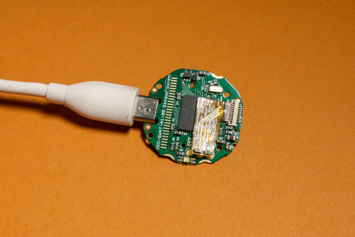 Das Sensor-Watch-Board lässt sich über ein USB-Micro-Kabel mit neuer Firmware bespielen. (Bild: Tobias Költzsch/Golem.de)