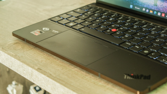 Das Trackpad ist angenehm zu nutzen. (Bild: Oliver Nickel/Golem.de)