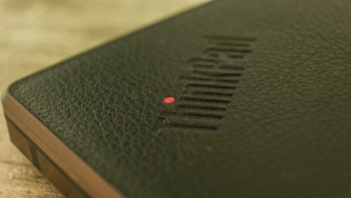 Im Kunstleder ist das Logo eingestanzt. (Bild: Oliver Nickel/Golem.de)