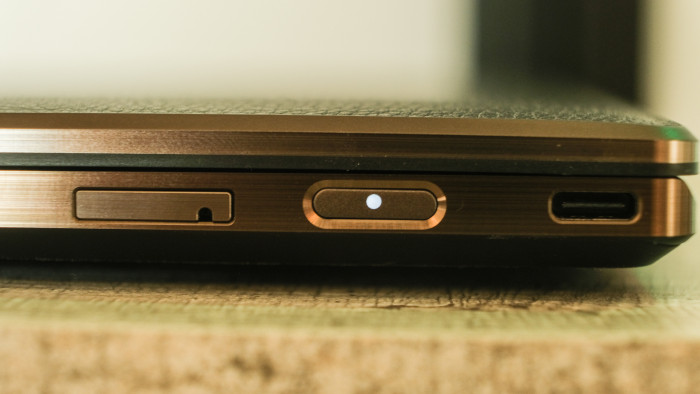 Anschlüsse rechts: Hier mit SIM-Karten-Slot und Power-Schalter. (Bild: Oliver Nickel/Golem.de)