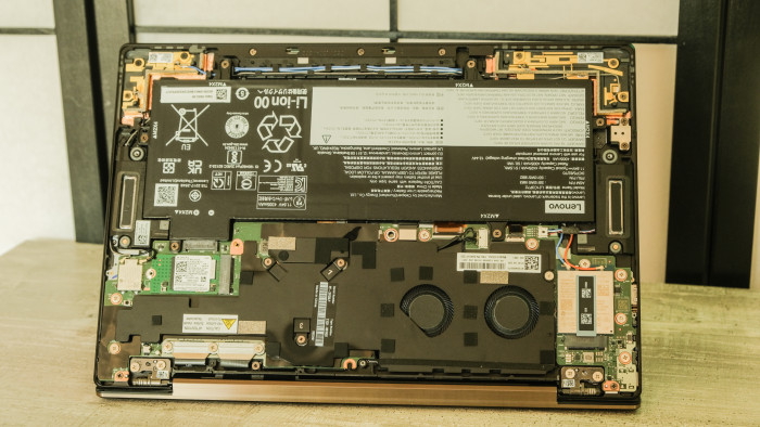 Das Notebook lässt sich leicht aufschrauben. (Bild: Oliver Nickel/Golem.de)