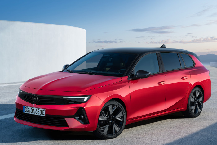 Bislang gibt es nur wenige vollelektrische Kombis wie den Astra Sports Tourer Electric. (Foto: Opel)