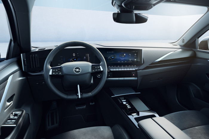 Der Innenraum mit den zwei Displays wirkt  sehr aufgeräumt. (Foto: Opel)
