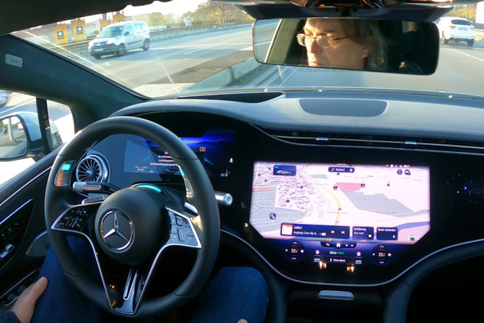 Sind die zahlreichen Voraussetzungen erfüllt, kann der Drive Pilot von Mercedes-Benz im Stau das Steuer übernehmen. (Foto: Friedhelm Greis/Golem.de)